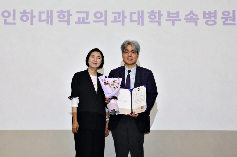 Choi Seon-geun (right), vice president of medical affairs at Inha University Hospital, poses for a photo after receiving a citation from Nam Young-hee, Incheon's vice mayor for balanced development, on behalf of the Incheon mayor. [Inha University Hospital]