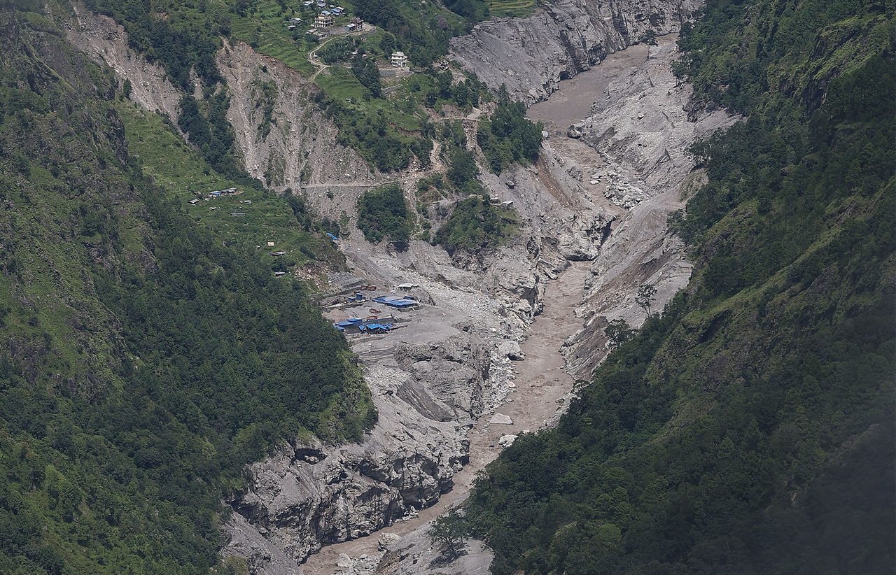 The area around a weir dam in Nepal's Rasuwa region is blanketed in debris on Tuesday (local time), as members of South Korea's government joint rapid response team attempt to reach the site in search of nine Korean nationals who lost contact following massive flooding. [Yonhap]