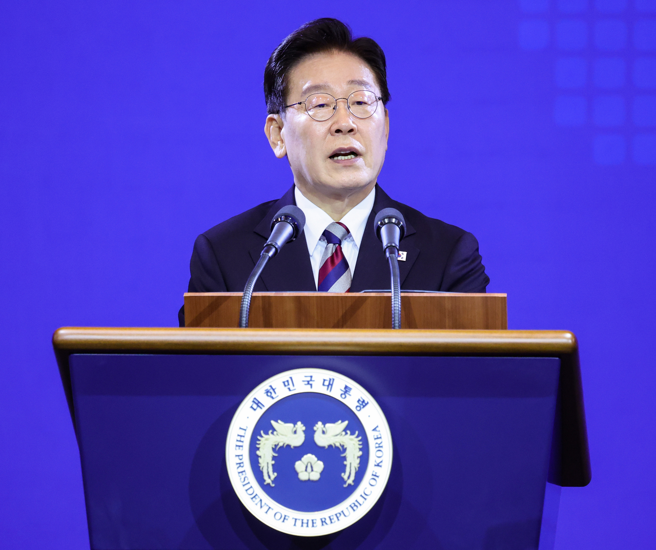 President Lee Jae Myung delivers remarks at a meeting of Americas-based members of the Peaceful Unification Advisory Council at Inspire Entertainment Resort in Incheon on Wednesday. (Pool Photo via Yonhap)