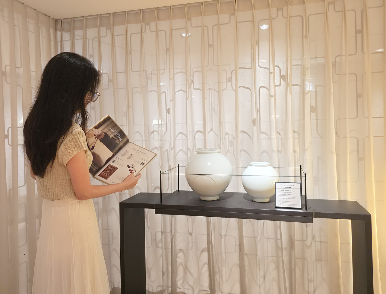 신세계백화점 강남점과 본점 VIP 라운지에 전시되는 국가무형유산 장인들의 작품 [신세계백화점 제공]