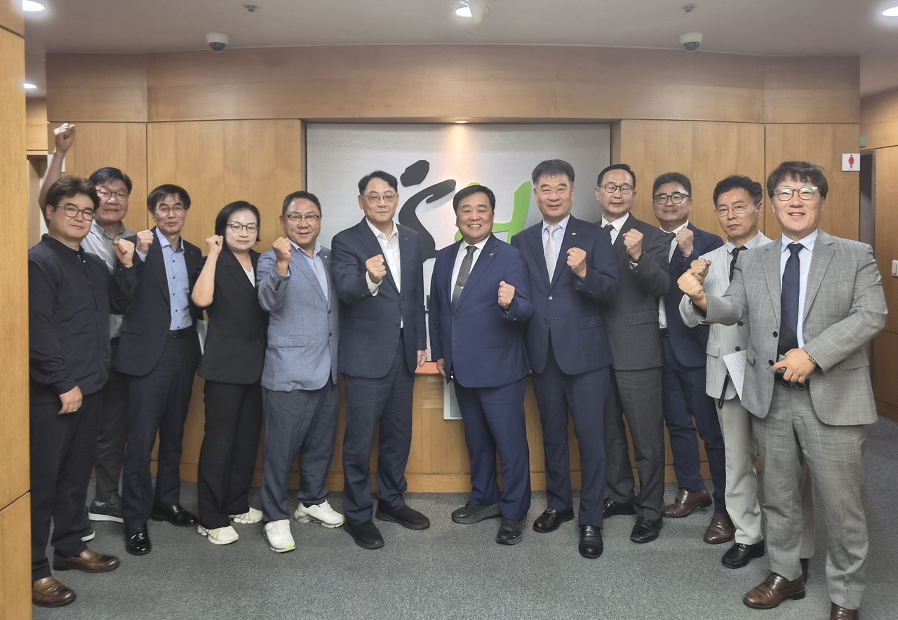 황상하 서울주택도시개발공사(SH) 사장(왼쪽 여섯 번째)과 최태진 대한건설협회 서울시회장(왼쪽 일곱 번째)을 비롯한 간담회 참석자들이 행사를 마친 뒤 기념촬영을 하고 있다. [ 서울주택도시개발공사(SH) 제공]
