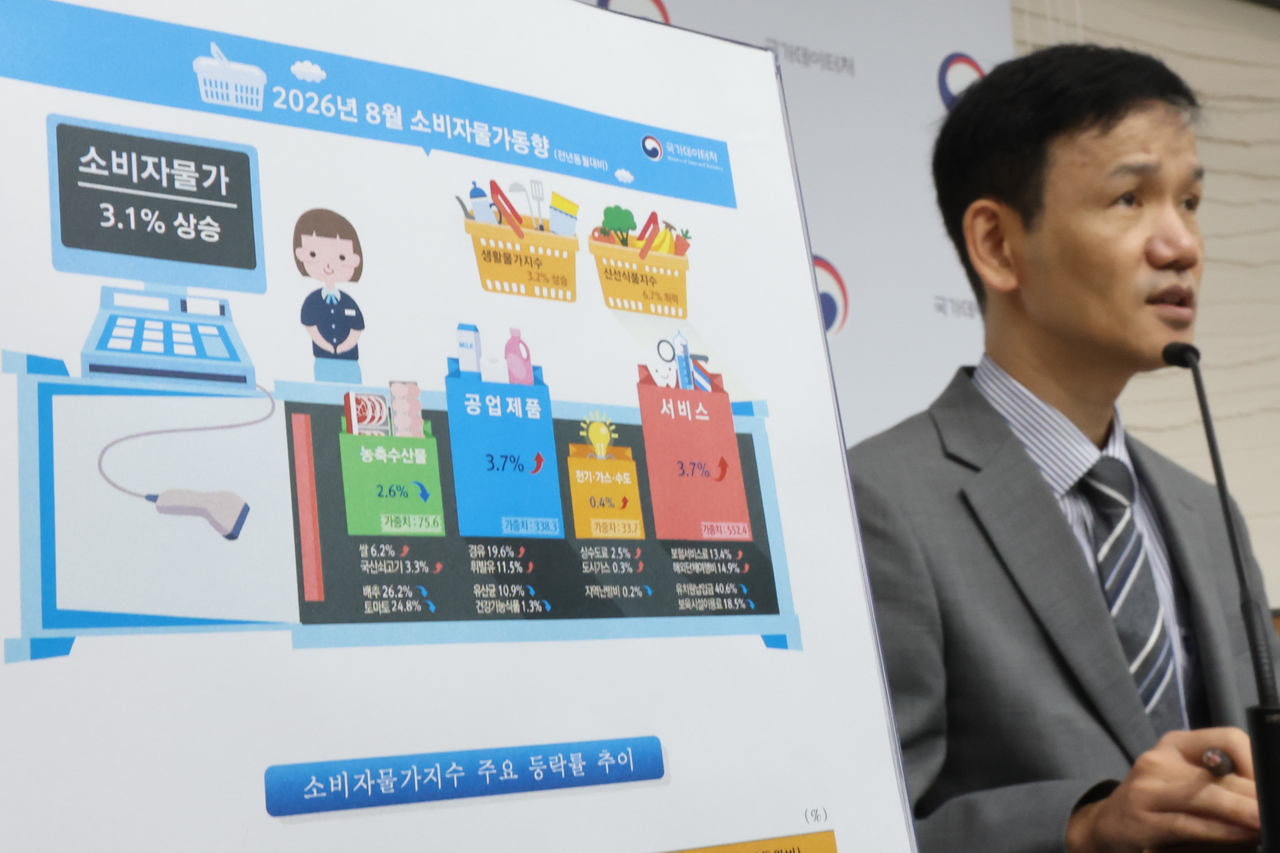 Lee Doo-won, a senior statistics official, speaks during a press conference in the central city of Sejong on Wednesday. (Yonhap)
