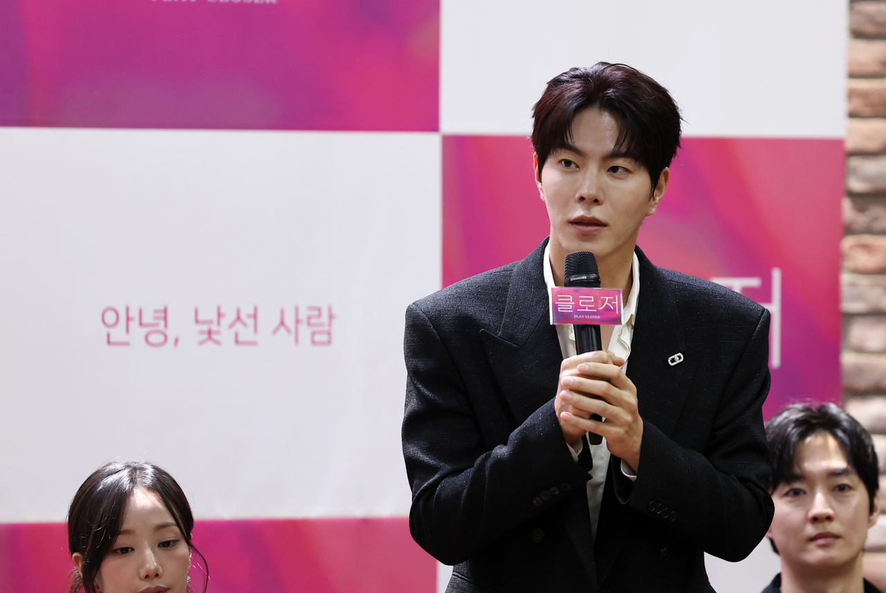 Actor Hong Jong-hyun speaks at a press conference for the play “Closer” in central Seoul on Wednesday. (Newsis)