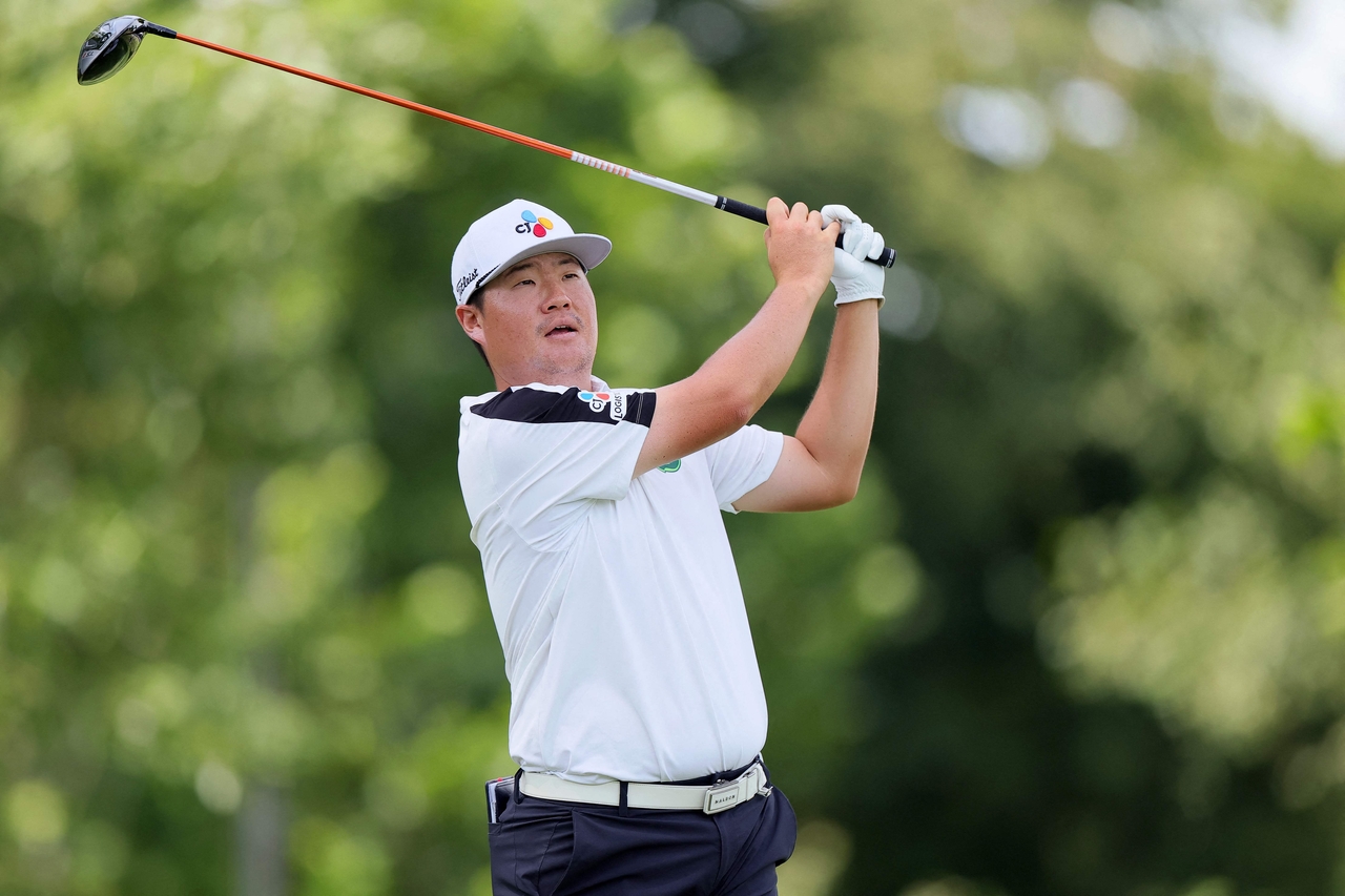 Im Sung-jae of South Korea tees off on the eighth hole during the final round of the BMW Championship at Bellerive Country Club in St. Louis on Aug. 23. (Getty Images)
