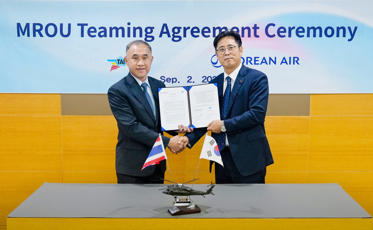 Korean Air Military Aircraft Division Head Cho Hyun-chul (right) and TAI President Piboon Worawanpricha pose for a photo. [Korean Air]