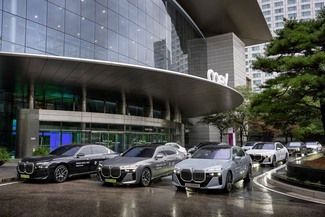 BMW 코리아가 오는 5일까지 서울 강남구 코엑스에서 개최되는 세계적인 아트페어 ‘프리즈 서울 2026’에 BMW 7시리즈와 i7 등 차량 20대를 투입해 VIP 공식 셔틀 서비스를 운영한다. [BMW 코리아 제공]