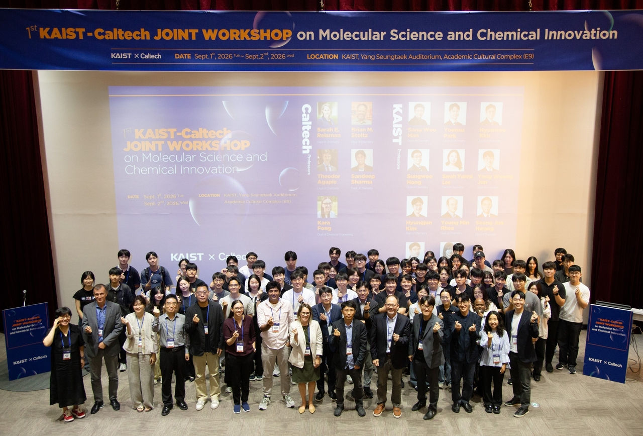 제1회 KAIST-Caltech 분자과학 및 화학혁신 공동 워크숍 참석자들이 기념촬영을 하고 있다.[KAIST 제공]