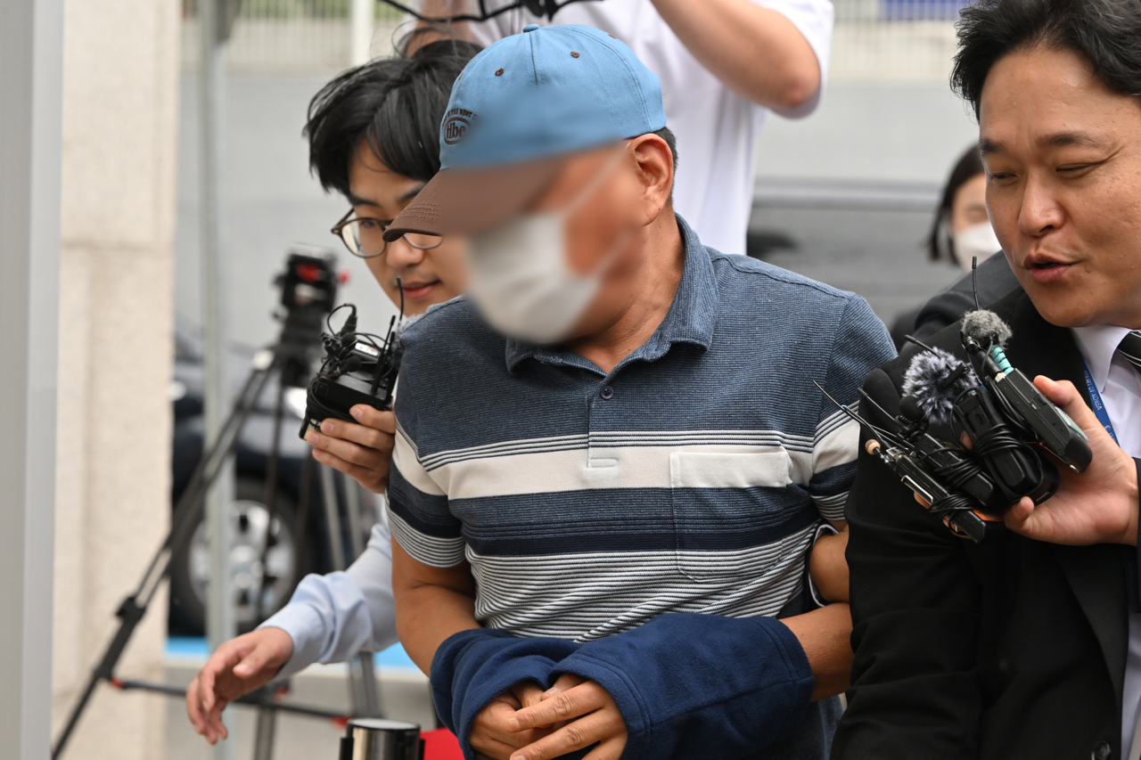 A police officer from Gwangsan Police Station attends an arrest warrant hearing at the Gwangju District Court in Jeonnam-Gwangju Special Metropolitan City on July 8 over allegations of destroying evidence in the Jang Yoon-gi case. (Newsis)