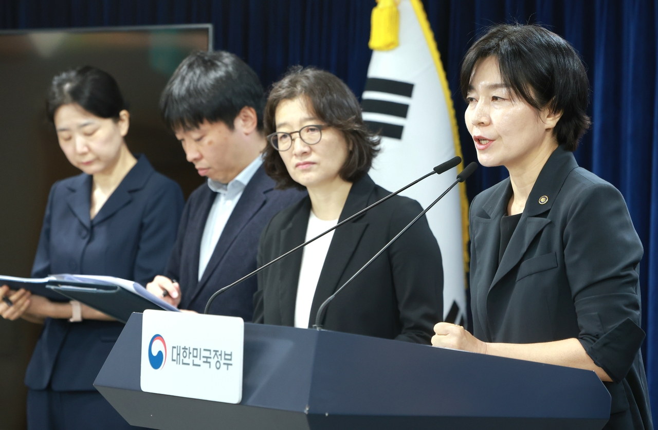 현수엽(사진 맨 오른쪽) 보건복지부 제1차관이 2일 정부서울청사에서 ‘아동학대 예방 및 대응 보완 대책’ 브리핑을 하고 있다. [보건복지부 제공]