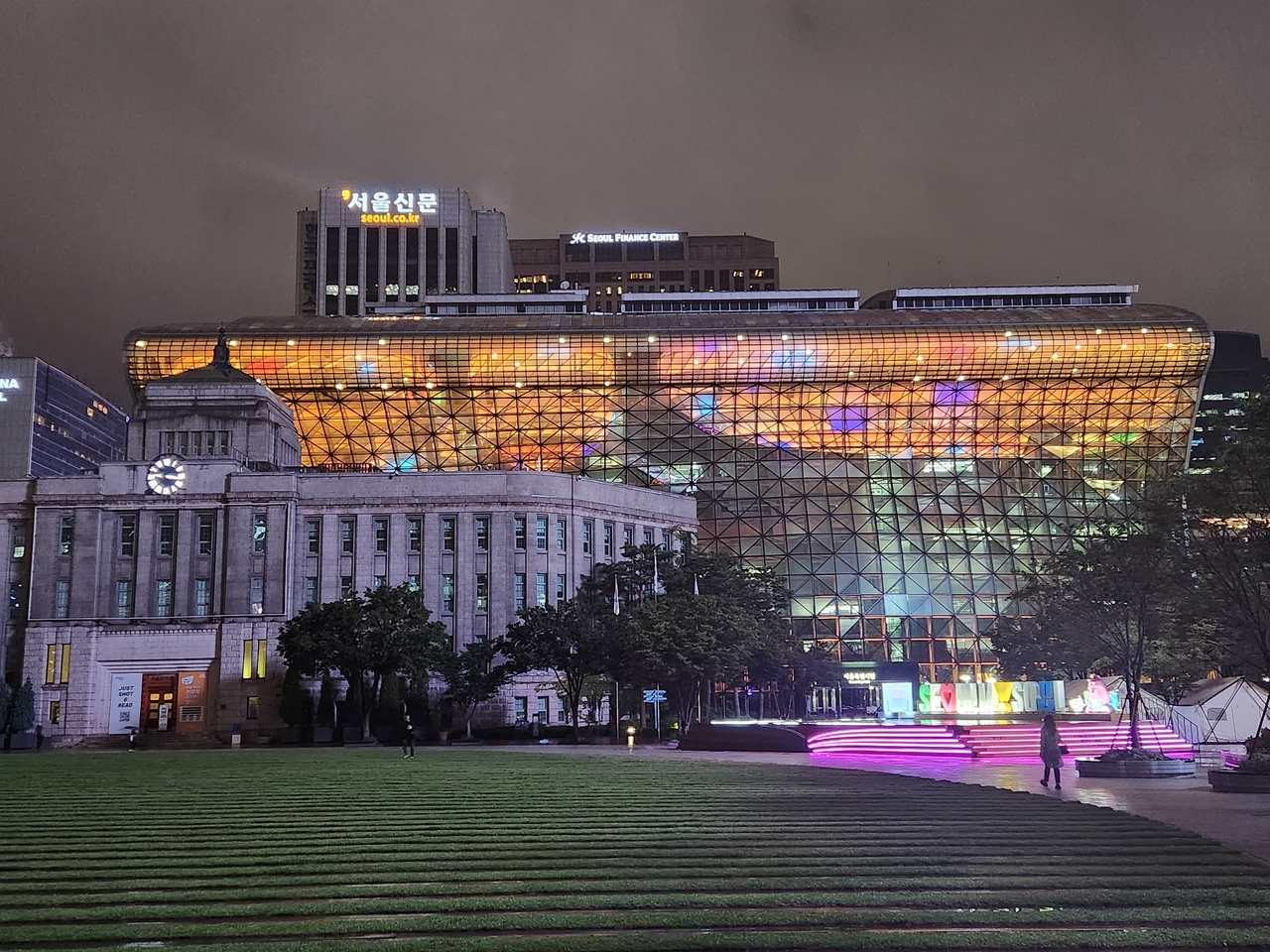 Seoul City Hall, iluminated with nighttime lighting (Seoul Metropolitan Government)