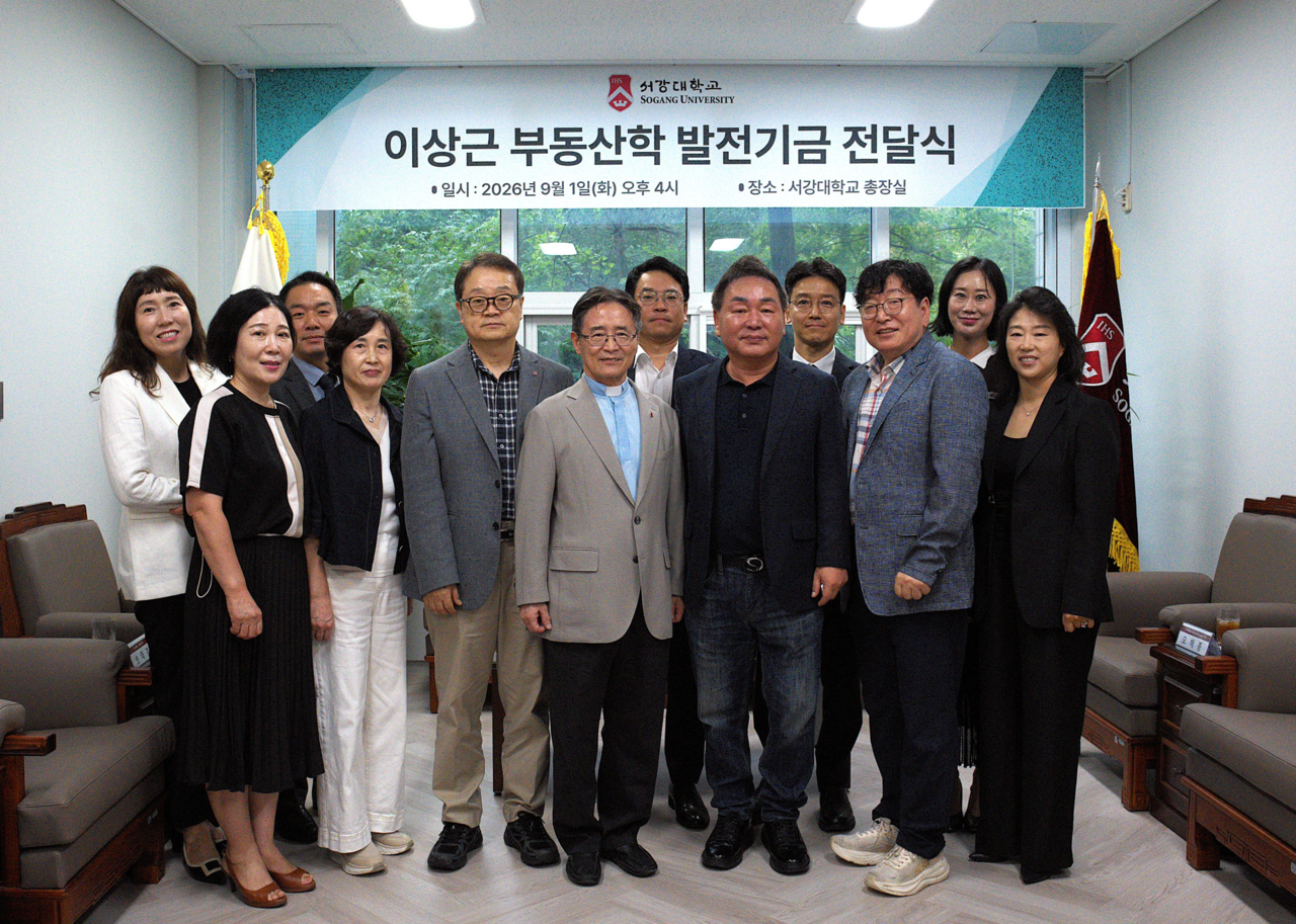 Participants pose for a photo at the "Lee Sang-geun Real Estate Development Fund" ceremony held Tuesday afternoon at the university president's reception room in the main building of Sogang University in Mapo-gu, Seoul. From left: alumni of the real estate interdisciplinary program, Vice President for External Affairs Song Tae-kyung, President Shim Jong-hyuk and Director of External Relations Lee Sang-geun. [Sogang University]