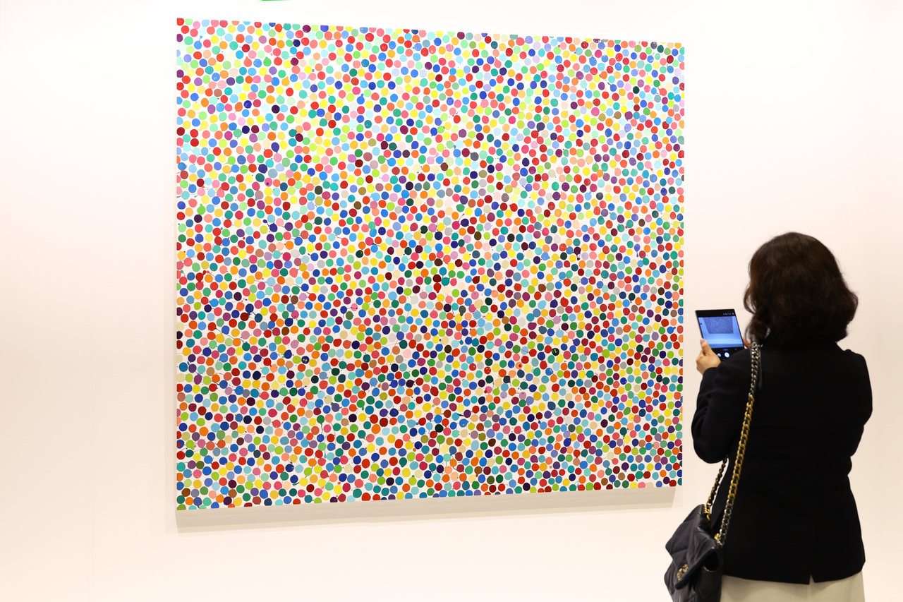 A visitor views a work by Damien Hirst at Frieze Seoul 2026 at Coex in southern Seoul, Wednesday. (Yonhap)
