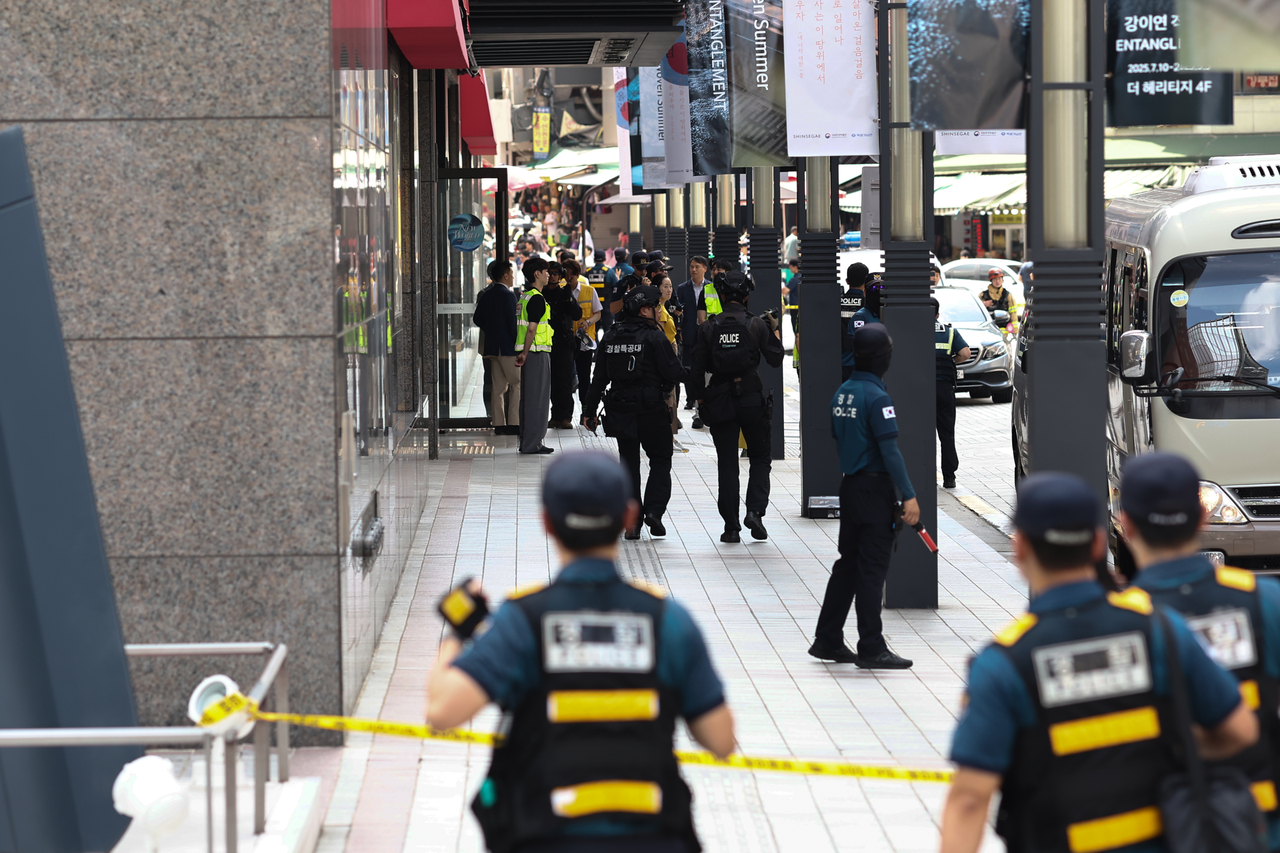 지난해 8월 5일 서울 중구 명동 신세계백화점 본점에 폭발물을 설치했다는 협박 글이 인터넷 커뮤니티에 올라와 신고받고 출동한 경찰이 수색하고 있다. [연합]