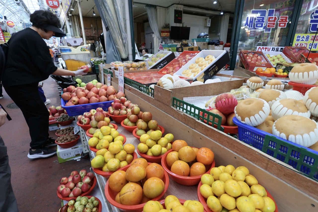 Shoppers browse a traditional market in Seoul. [Yonhap]