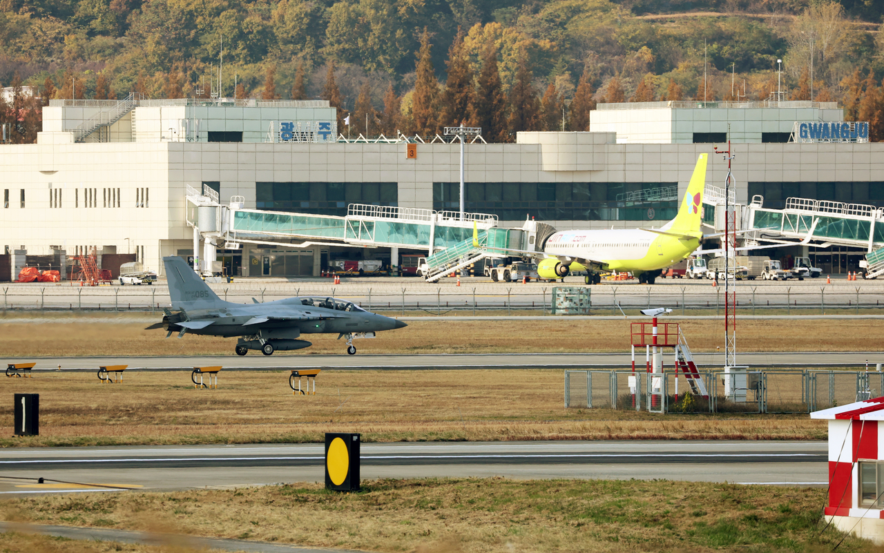 A fighter jet from the Air Force's 1st Fighter Wing prepares for takeoff at Gwangju Airport in Gwangsan-gu, Gwangju. <Yonhap>