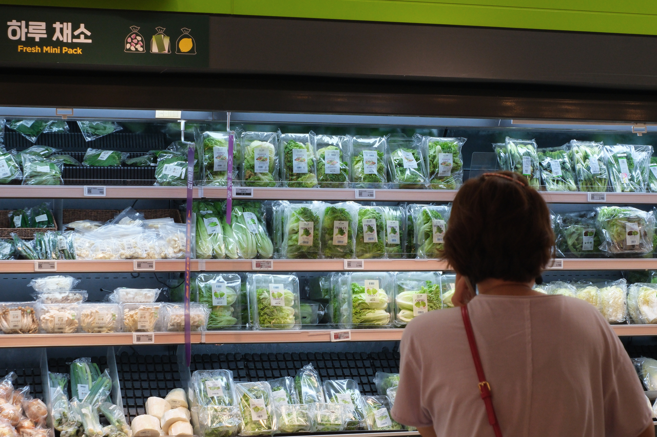 Shoppers browse vegetables at a hypermarket in Seoul on Saturday. [Yonhap]