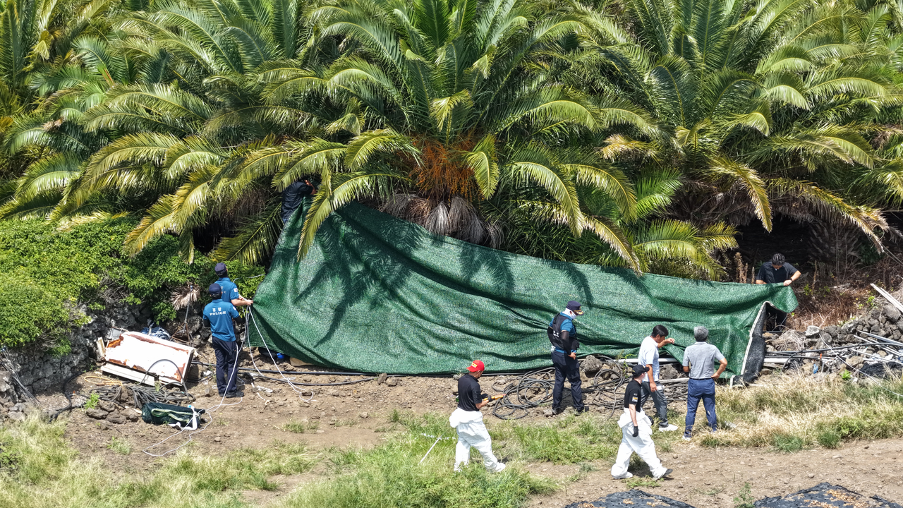 Police officers control access to a palm farm on Jeju Island on Aug. 24, where Jang Mi-ran's body was found 104 days after she went missing. (Yonhap)