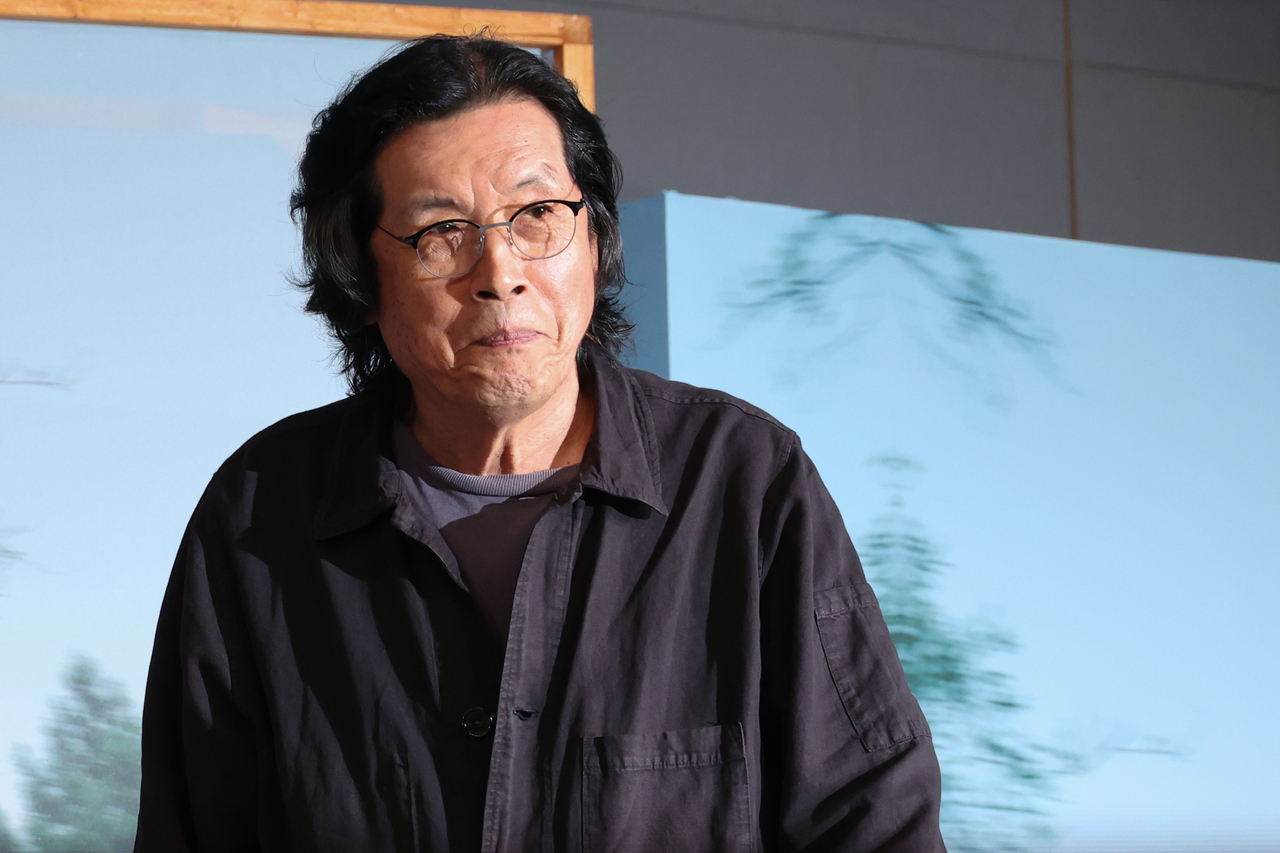 이창동 감독이 지난달 25일 서울 마포구 호텔 나루 서울 엠갤러리에서 열린 넷플릭스 영화 ‘가능한 사랑’ 제작발표회에 참석하고 있다. [연합]