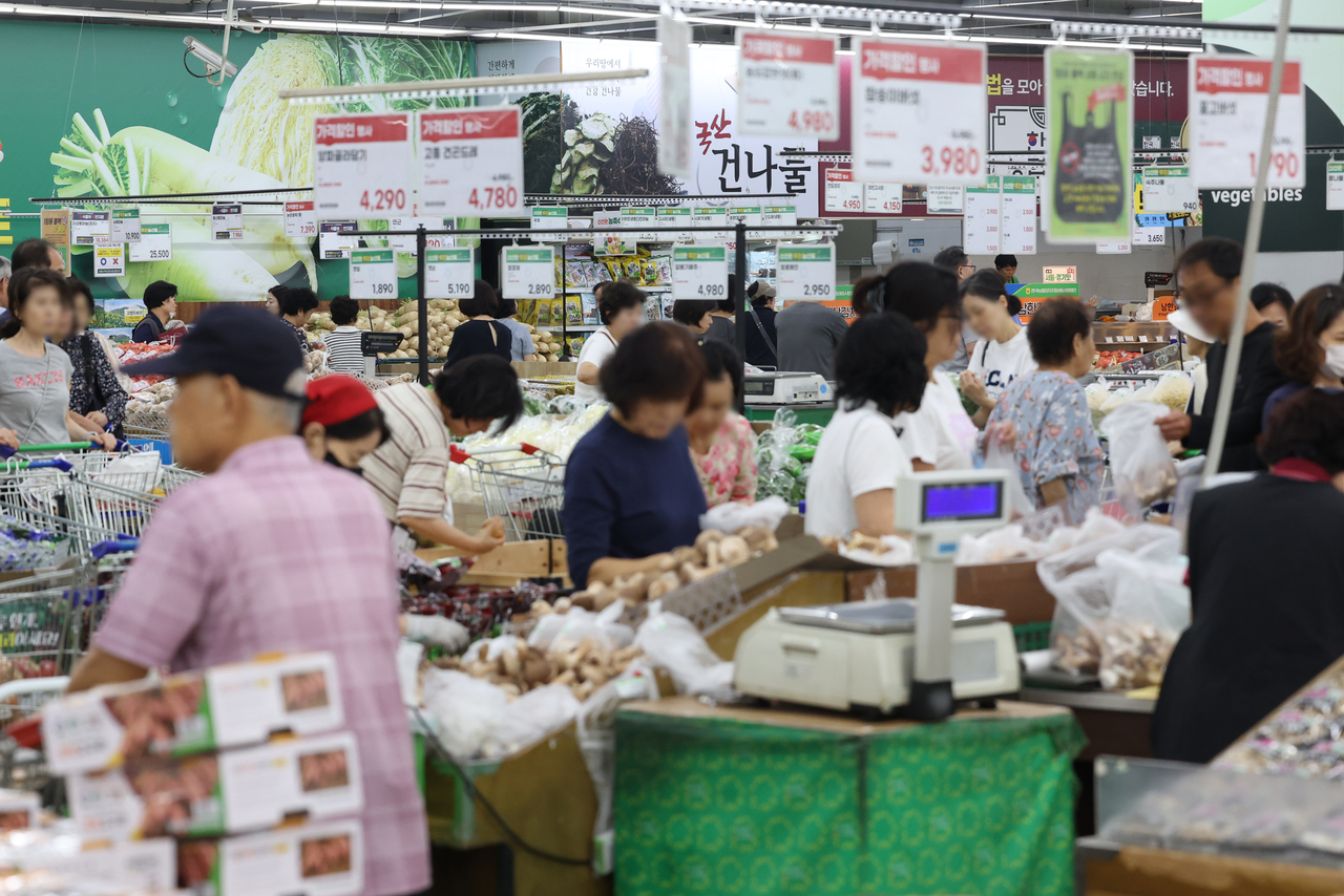 Shoppers browse a hypermarket in Seoul. [Yonhap]