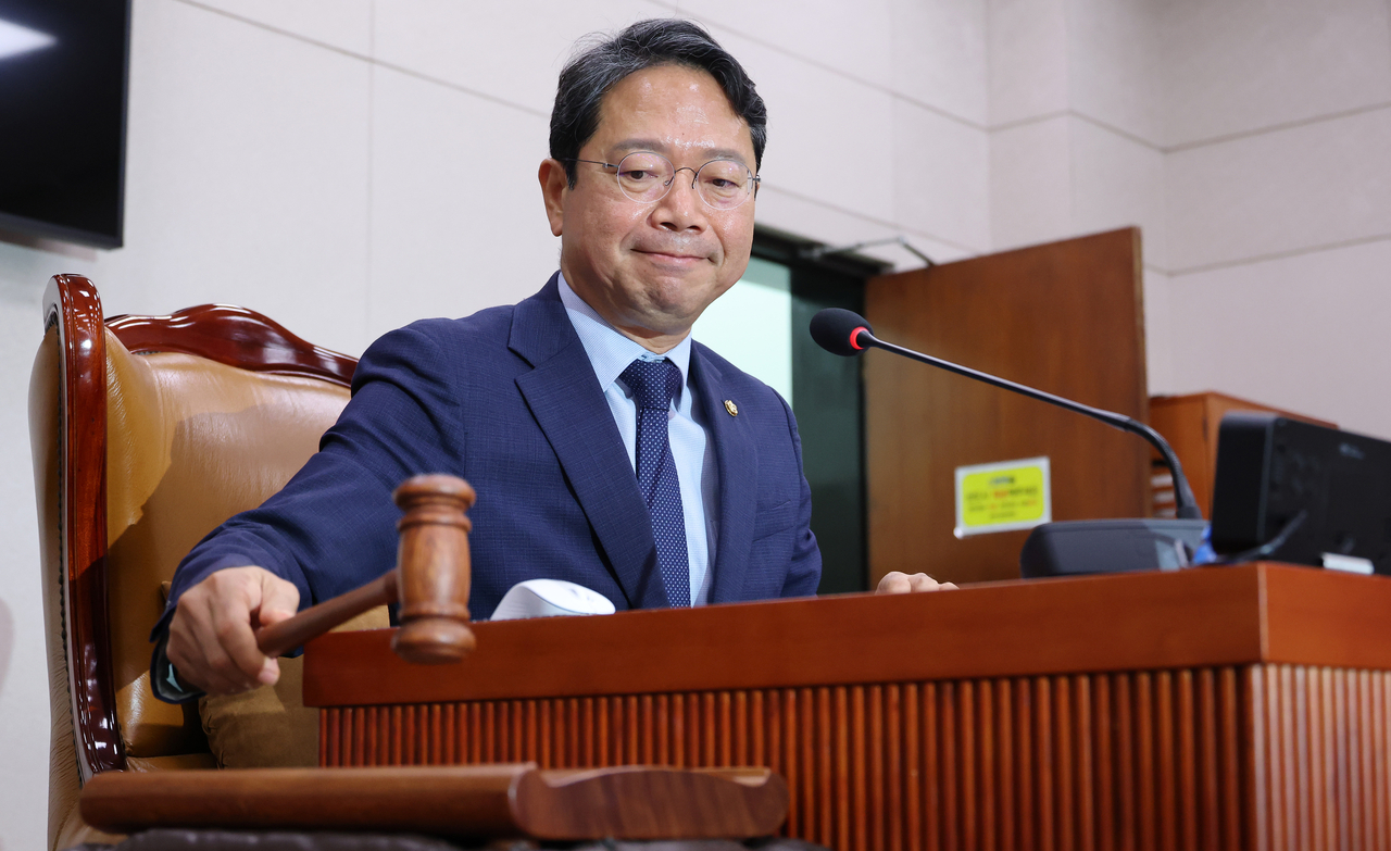 Kim Seung-won, nominated as justice minister, gavels a subcommittee meeting of the Legislation and Judiciary Committee at the National Assembly on Monday. [Yonhap]