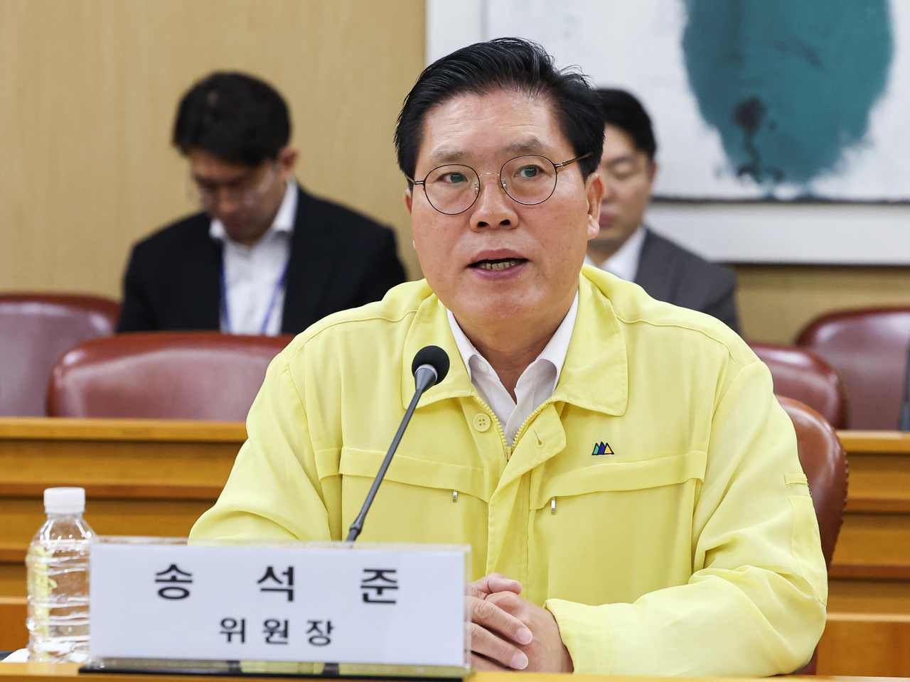 Song Seok-jun, chairman of the National Assembly's Foreign Affairs and Unification Committee, speaks at a briefing on the Nepal floods held at the Ministry of Foreign Affairs building in Jongno-gu, Seoul, on Monday. [Yonhap]