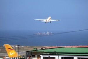Venezuela’s main airport partially resumes commercial flights after deadly earthquakes