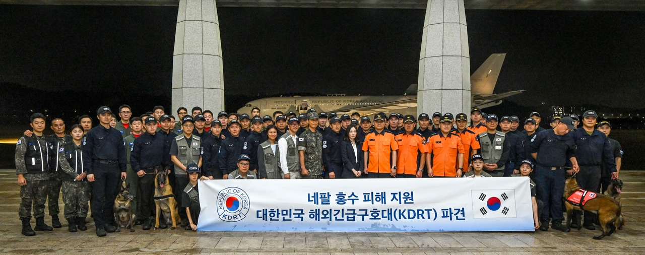Members of the 44-member South Korean disaster relief team pose for a group photo at Seoul Air Base in Seongnam, south of Seoul, early Wednesday before departing for Nepal to support relief efforts following devastating floods. (Yonhap)