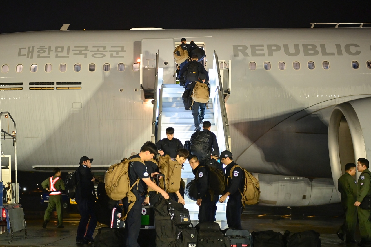 Members of the South Korean disaster relief  team board a KC-330 Cygnus multirole tanker transport aircraft at Seoul Air Base in Seongnam, south of Seoul, early Wednesday to depart for Nepal and support search and rescue efforts following devastating floods. (Yonhap)