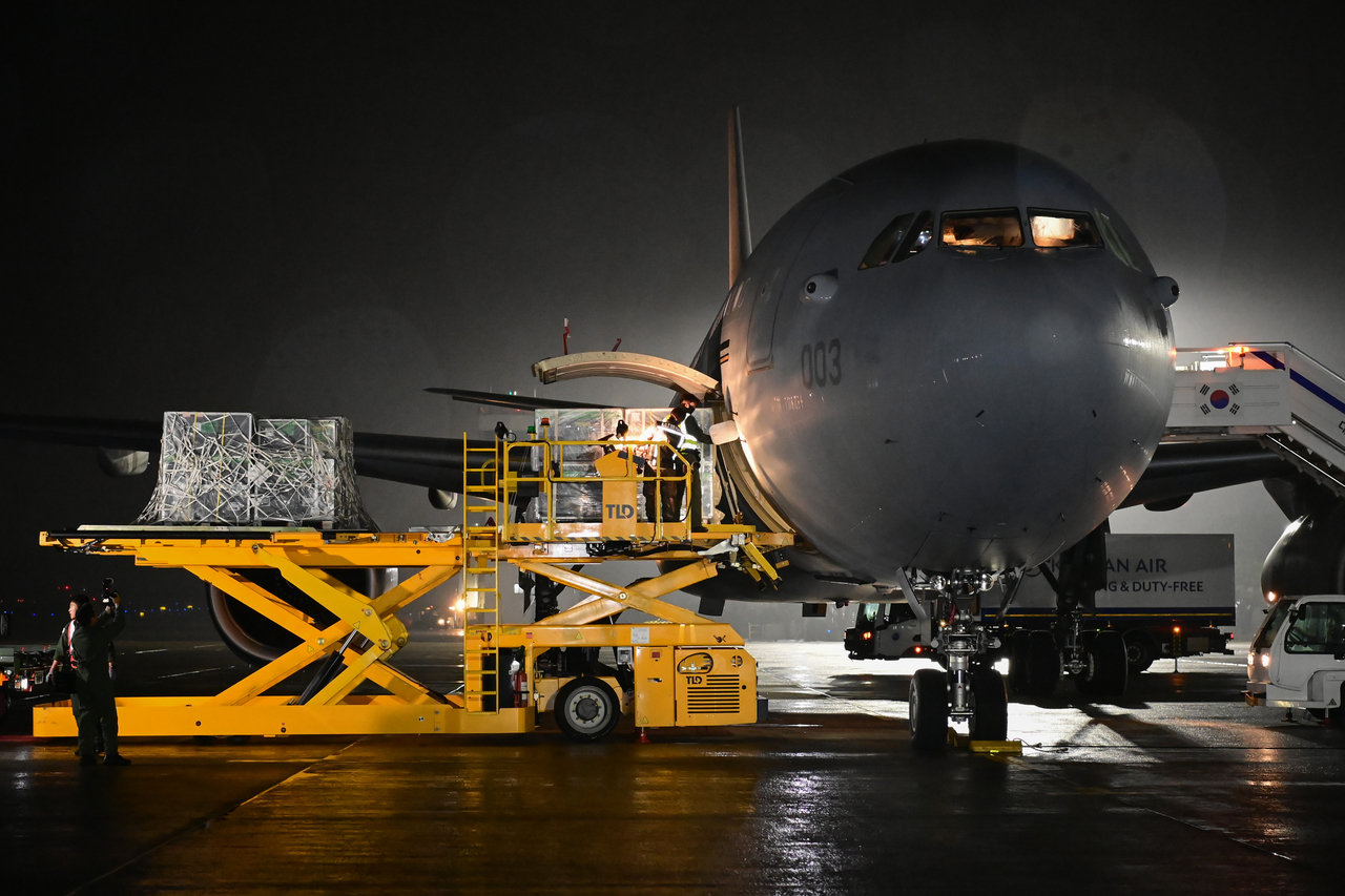 Relief supplies and equipment are loaded onto a KC-330 Cygnus multirole tanker transport aircraft at Seoul Air Base in Seongnam, south of Seoul, early Wednesday. (Yonhap)