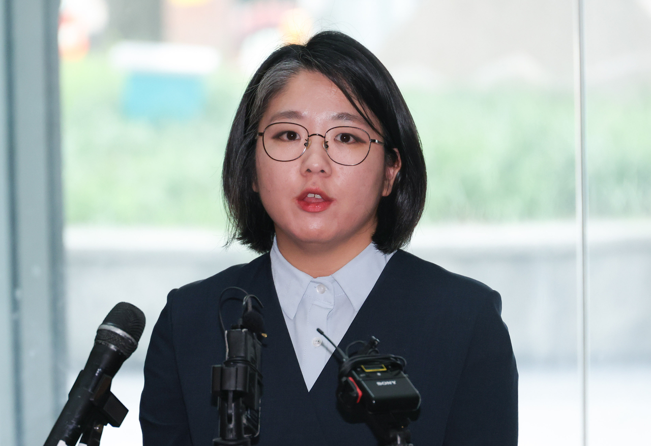Yong Hye-in, nominee for minister of gender equality and family, answers reporters' questions as she arrives at her confirmation hearing preparation office in Seodaemun-gu, Seoul, on Wednesday. [Yonhap]