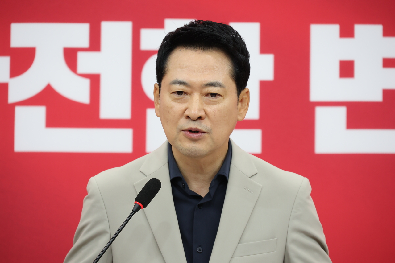 장동혁 국민의힘 대표가 2일 국회에서 기자회견을 하고 있다. [연합]