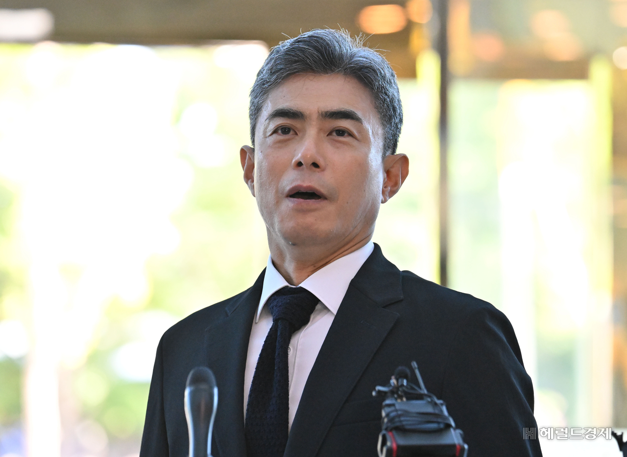 강신철 국방부 장관 후보자가 3일 오전 서울 용산구 국방컨벤션에 마련된 인사청문회 준비 사무실로 출근하며 취재진의 질의에 답변하고 있다. 임세준 기자