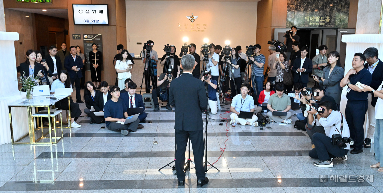 강신철 국방부 장관 후보자가 3일 오전 서울 용산구 국방컨벤션에 마련된 인사청문회 준비 사무실로 출근하며 취재진의 질의에 답변하고 있다. 임세준 기자