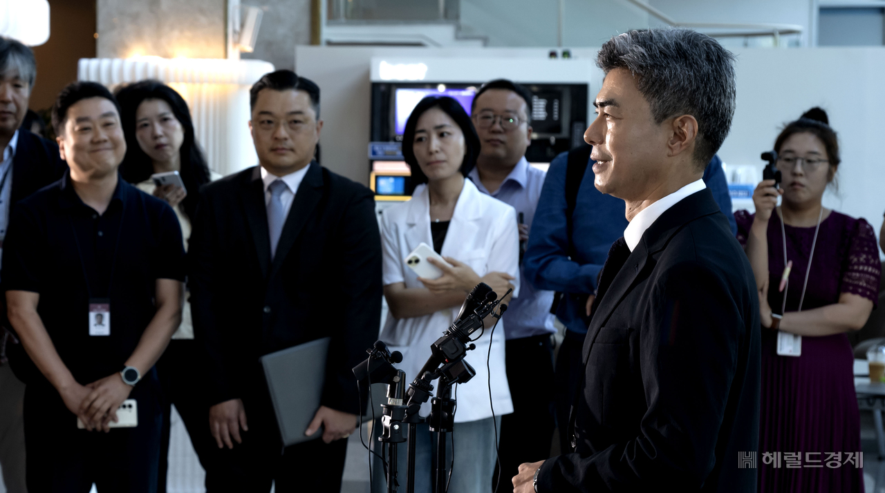 강신철 국방부 장관 후보자가 3일 오전 서울 용산구 국방컨벤션에 마련된 인사청문회 준비 사무실로 출근하며 취재진의 질의에 답변하고 있다. 임세준 기자