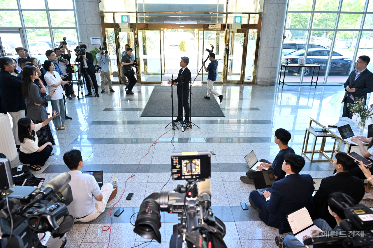 강신철 국방부 장관 후보자가 3일 오전 서울 용산구 국방컨벤션에 마련된 인사청문회 준비 사무실로 출근하며 취재진의 질의에 답변하고 있다. 임세준 기자