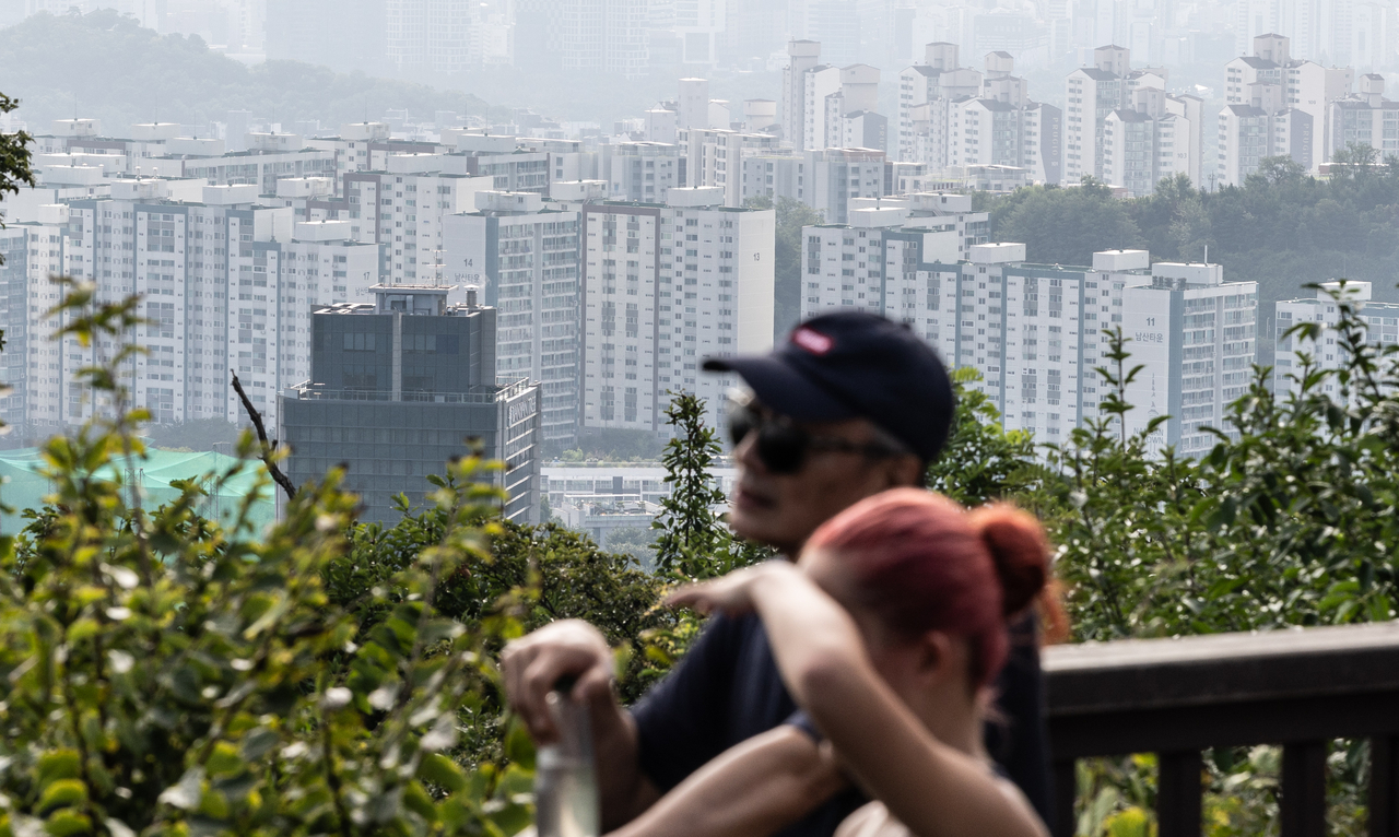 A view of apartment buildings across Seoul as seen from Namsan in Jung-gu on Sunday. (Yoon Chang-bin)