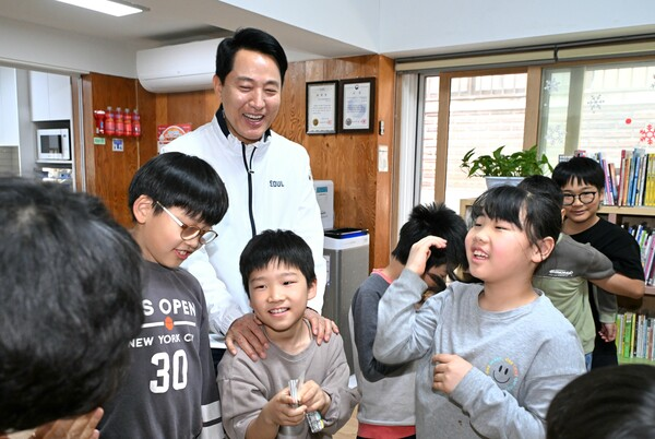 오세훈 시장이  지난 4일 성북구 구립석관동 꿈나무키우미돌봄센터를 찾아 아이들과 함께 시간을 보내고 있다. [서울시 제공]