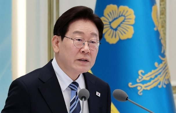 President Lee Jae Myung speaks at a work briefing by public and affiliated institutions held at Cheong Wa Dae's Yeongbingwan on Aug. 17. [Yonhap]