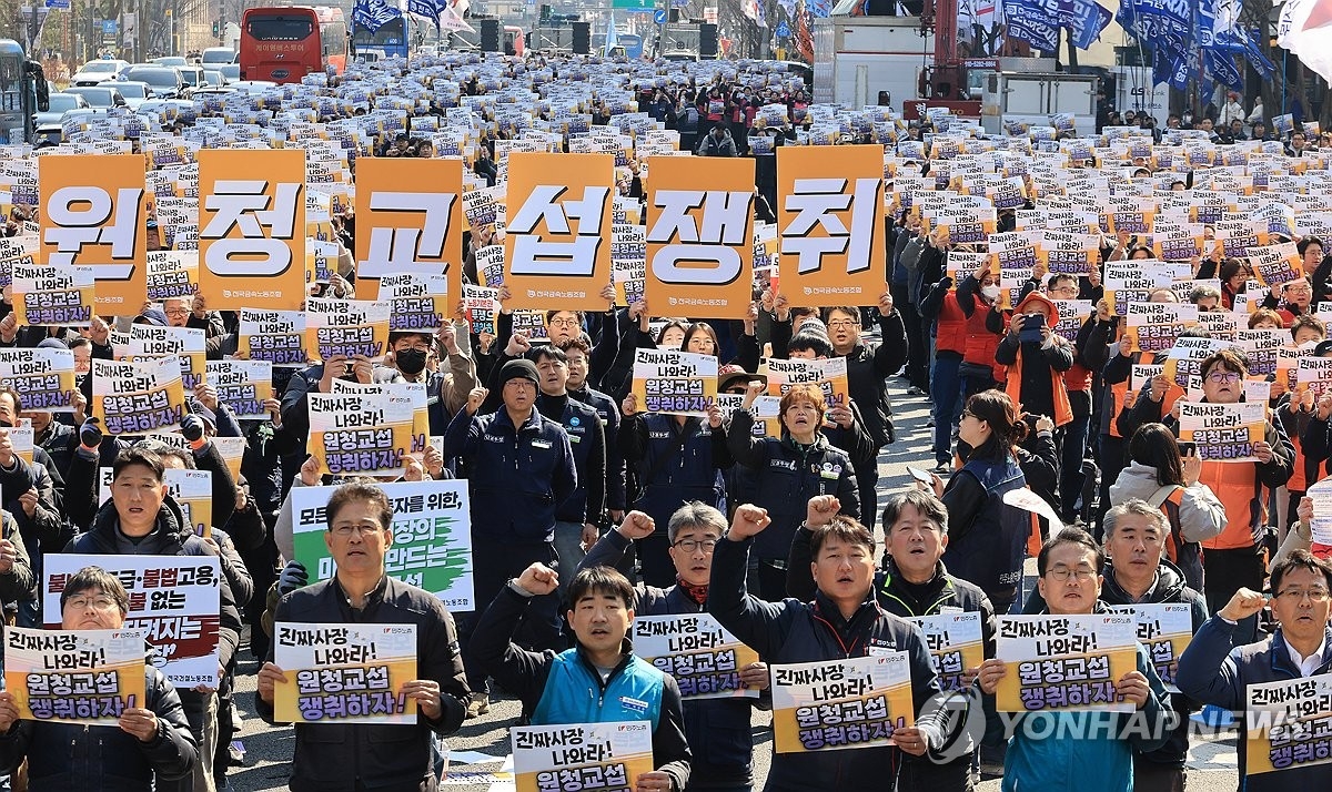 ‘노란봉투법’(노동조합 및 노동관계조정법 2·3조 개정 법률) 시행 첫날인 3월 10일 서울 세종로에서 열린 민주노총 투쟁 선포대회에서 양경수 위원장을 비롯한 민주노총 조합원들이 손팻말을 들고 구호를 외치고 있다. [연합]