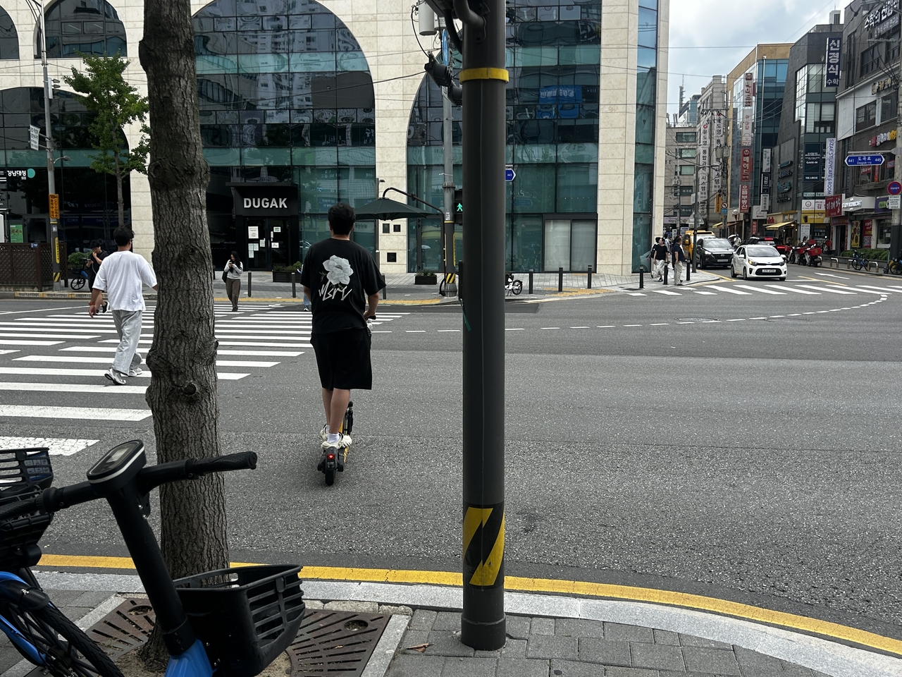 27일 오후 서울 강남구 대치동 학원가에서 한 남성이 안전모를 착용하지 않은 채 킥보드를 탑승하고 횡단보도를 건너고 있다. [헤럴드DB]