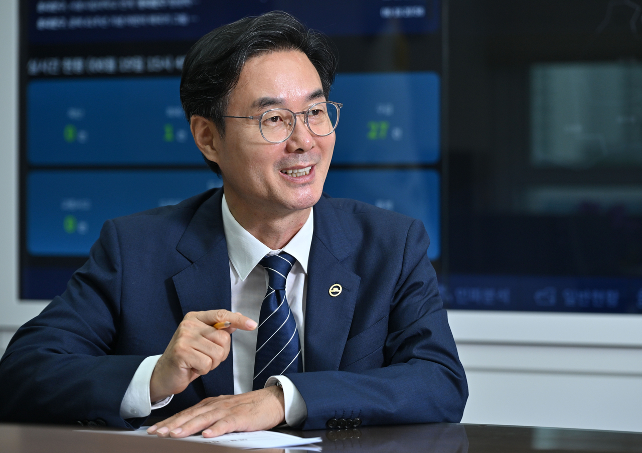 최동민 서울 동대문구청장이 구청 내 집무실에서 헤럴드경제와 인터뷰를 하고 있다.  임세준 기자