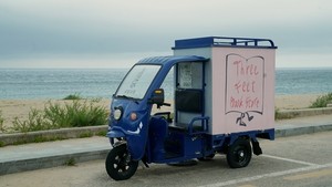 Blue three-wheeler makes waves for beach reading in Korea