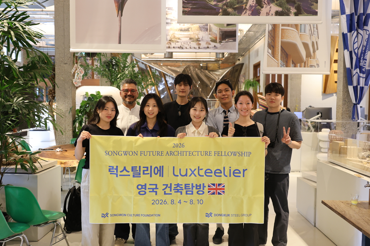 런던 헤더윅 스튜디오를 방문한 럭스틸리에가 리카르도 소사 메히아 시니어 어소시에이트와 기념 촬영을 하고 있다. [동국제강그룹 제공]