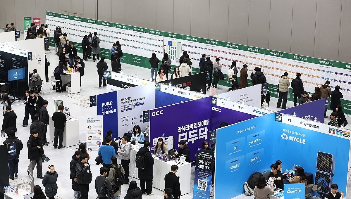 서울 강남구 코엑스에서 열린 ‘2026 스타트업 채용박람회’를 찾은 구직자들이 채용공고 게시대를 살펴보고 있다.  [연합]