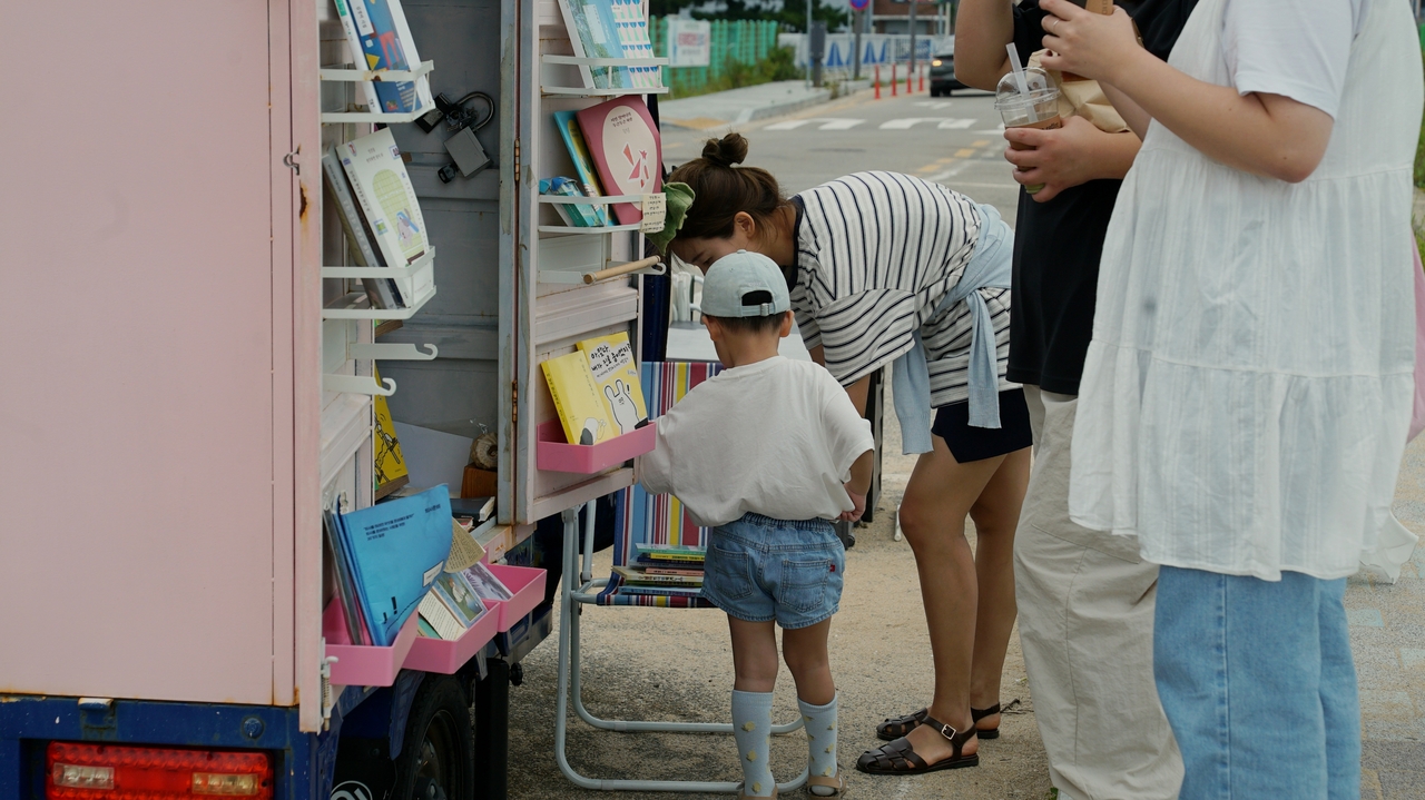 A mother and her baby browse through children’s books at Three Feet Bookstore. (Song Seung-hyun/The Korea Herald)