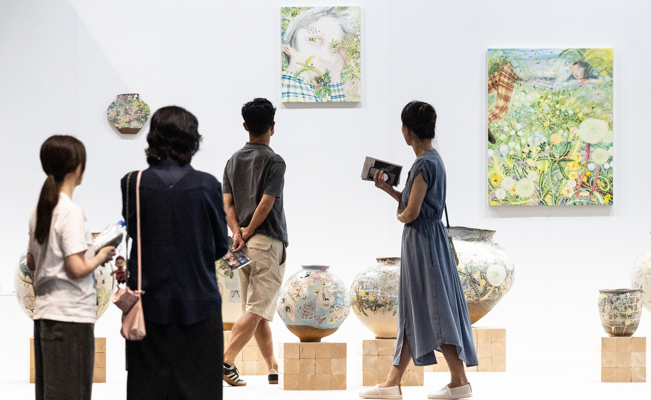 2일 오전 서울 강남구 코엑스에서 열린 ‘키아프 서울(Kiaf SEOUL) 2026’ 아트페어에서 관람객들이 작품을 감상하고 있다.  윤창빈 기자