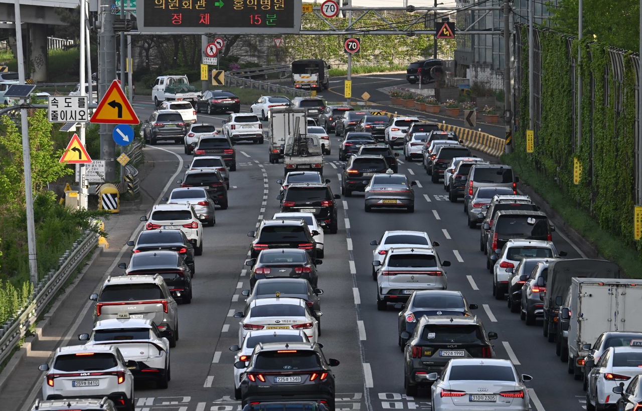 This April 21 photo shows cars on the road in Mapo-gu, western Seoul. (Lee Sang-seob/The Korea Herald)