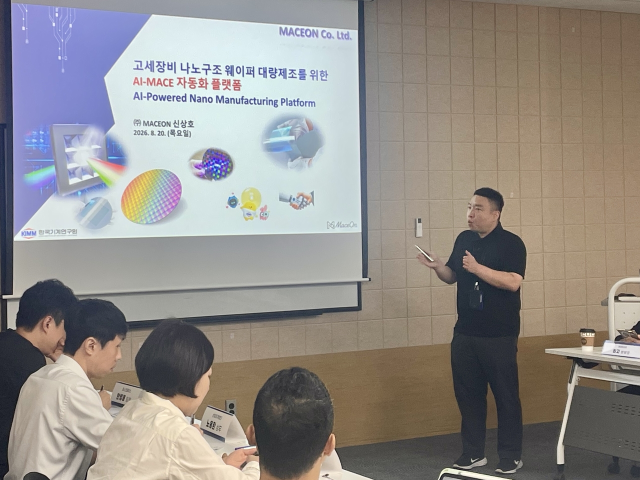 Shin Sang-ho, CEO of Mace-On (Korea Institute of Machinery and Materials), presents the AI-MACE automated platform for high-aspect-ratio nanostructured wafers. [NST]