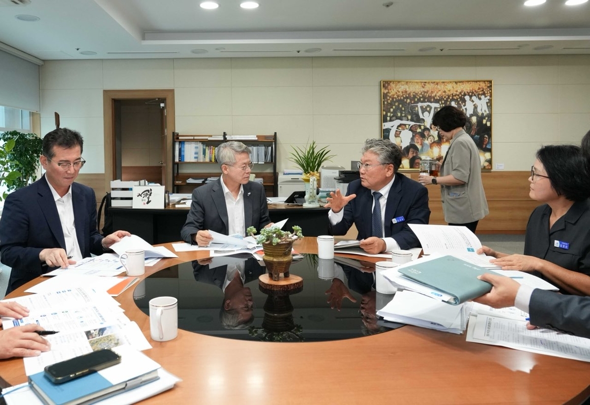 장세일 전남광주 영광군수는 지난 2일 광주청사에서 민형배 전남광주통합특별시장을 만나 반도체 구상을 제안했다.