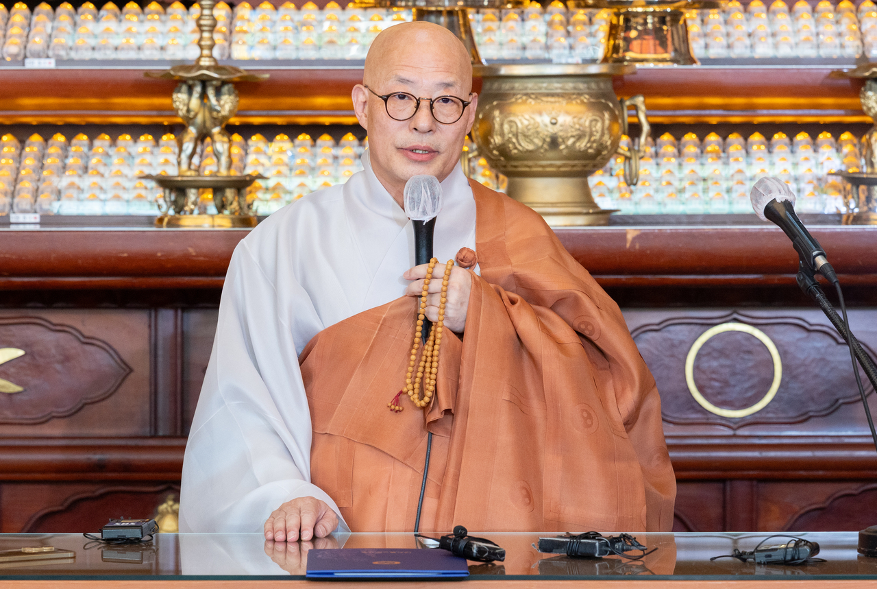 제38대 대한불교조계종 총무원장으로 선출된 진우스님이 3일 오후 서울 종로구 조계사 대웅전에서 당선 소감을 밝히고 있다. [윤창빈 기자]